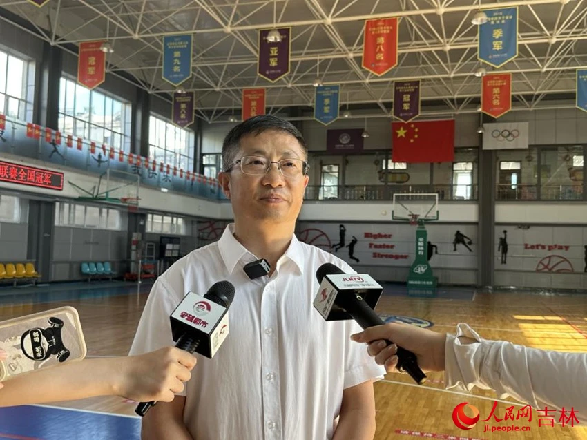 如何在篮球冬令营中加强体能训练？_1